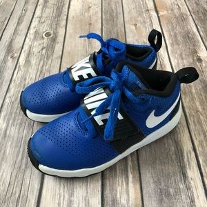 Nike Team Hustle 08 Preschooler Shoe.